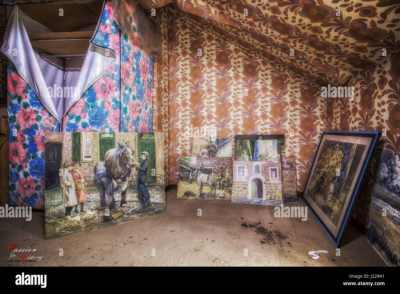 GESPENSTISCHE Bilder zeigen unglaubliche Kunstwerke in einem verlassenen 1960er Jahre Haus eingefroren in der Zeit im Laufe der Jahre wiederentdeckt. Andere Bilder zeigen die intakten Zustand des Hauses Zeitkapsel aus einem Speisesaal, gefüllt mit einer Mischung aus Porträt- und Landschaftsmalerei zu einer unberührten Lounge, einem schwach beleuchteten Schlafzimmer mit sorgfältig komponierten Gemälde überall zu verteilen und einen Dachboden verwendet, um noch mehr Bilder zu speichern. Gefangen in Belgien über die Grenzen Deutschlands von urban Explorer, Frank Mirgel (43), auf einer Canon EOS 600D mit 10mm – 18mm Weitwinkel-Objektiv, diese Fotos zeigen was geglaubt wird, um das ehemalige Wohnhaus des werden eine Stockfoto