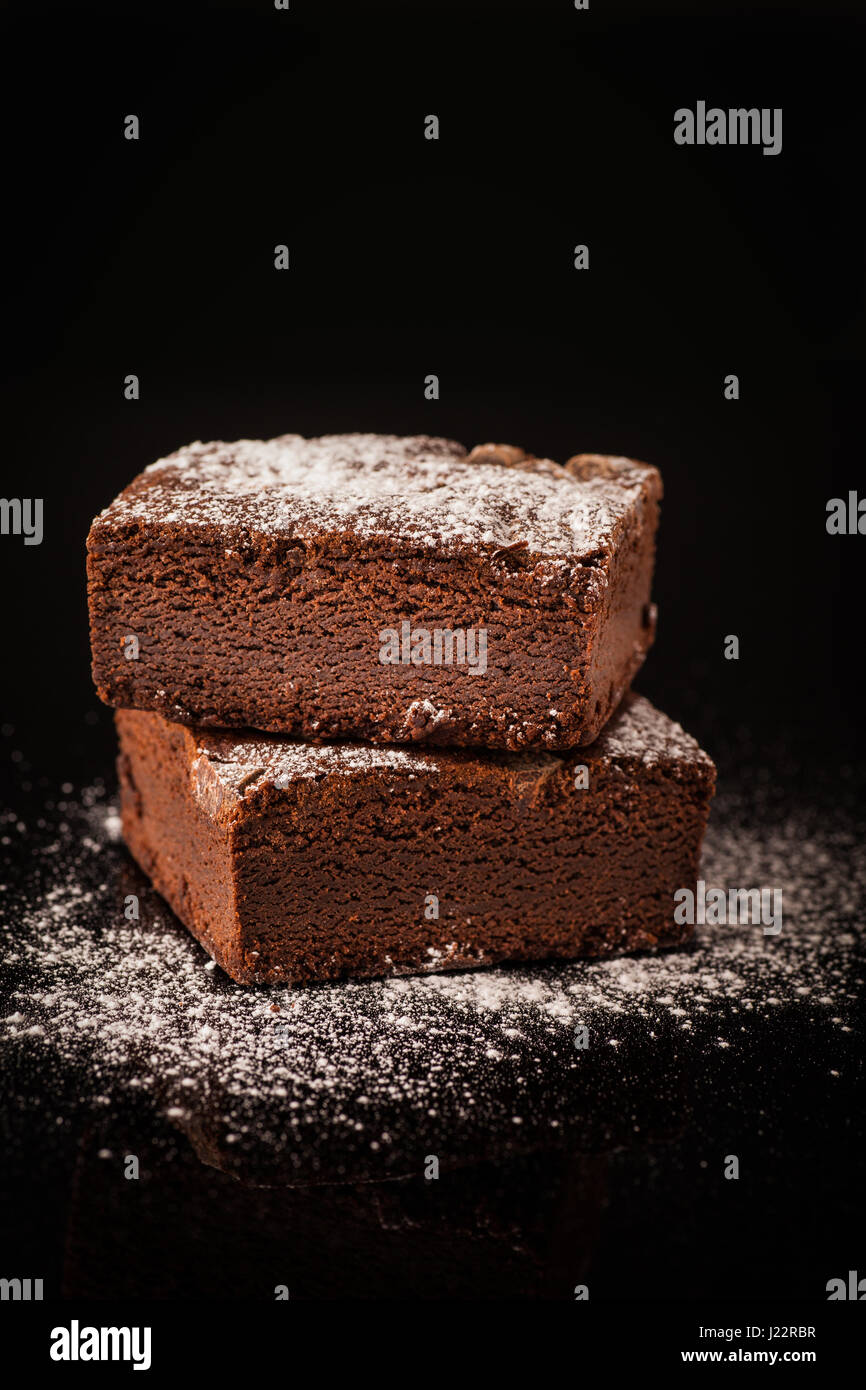 Schokoladen-Brownie auf schwarzem Hintergrund Stockfoto