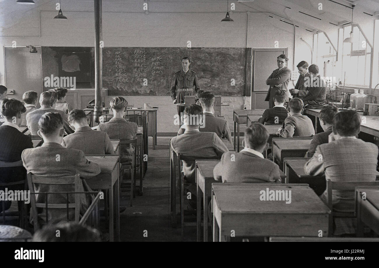 1950, Gruppe von jungen Brtish Männchen in einem Klassenzimmer gesprochen wird von einem Armeeoffizier über Wehrpflicht und Wehrdienst in der Armee, die sie hatten, Alter zwischen 17 und 21 zu dienen. Stockfoto