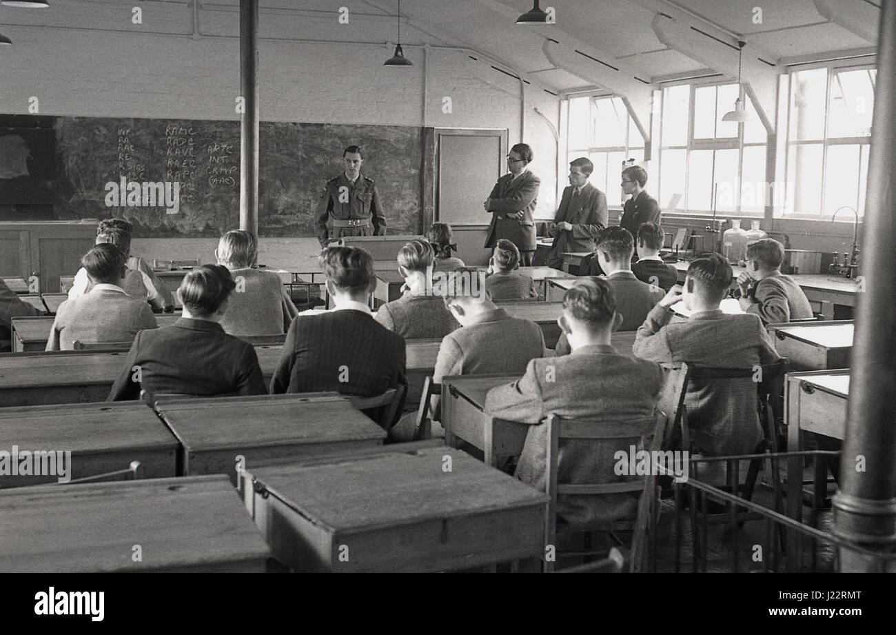 1950, Gruppe von jungen Brtish Männchen in einem Klassenzimmer gesprochen wird von einem Armeeoffizier über Wehrpflicht und Wehrdienst in der Armee, die sie hatten, Alter zwischen 17 und 21 zu dienen. Stockfoto