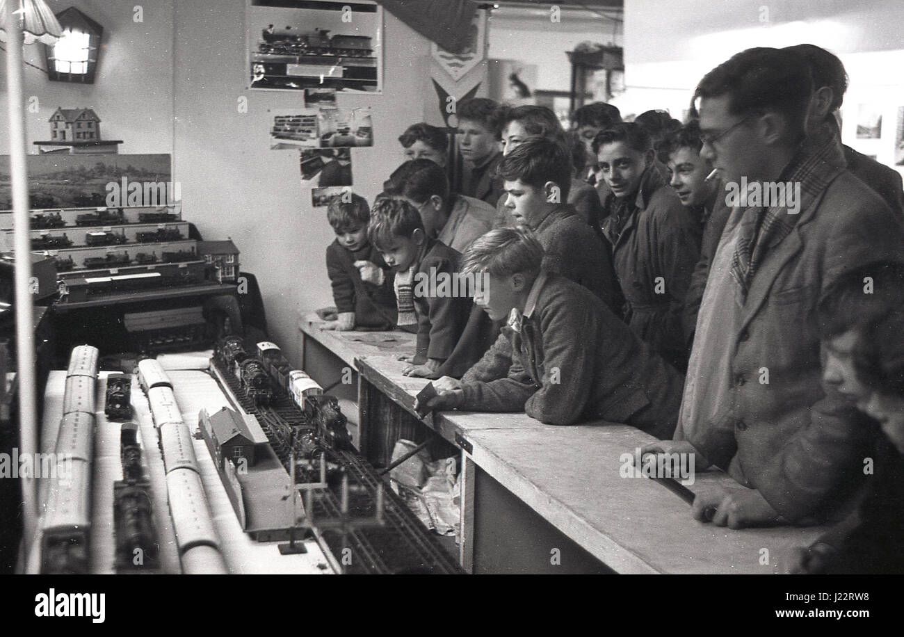 der 1950er Jahre, Gruppe von jungen und junge Männer studieren die Züge auf eine lokale Ausstellung, England, UK. Stockfoto