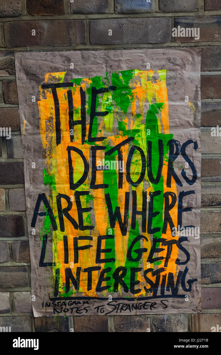 England, London, Lambeth, Wandposter mit Nachricht "Die Umwege sind, wo Leben interessant" Stockfoto