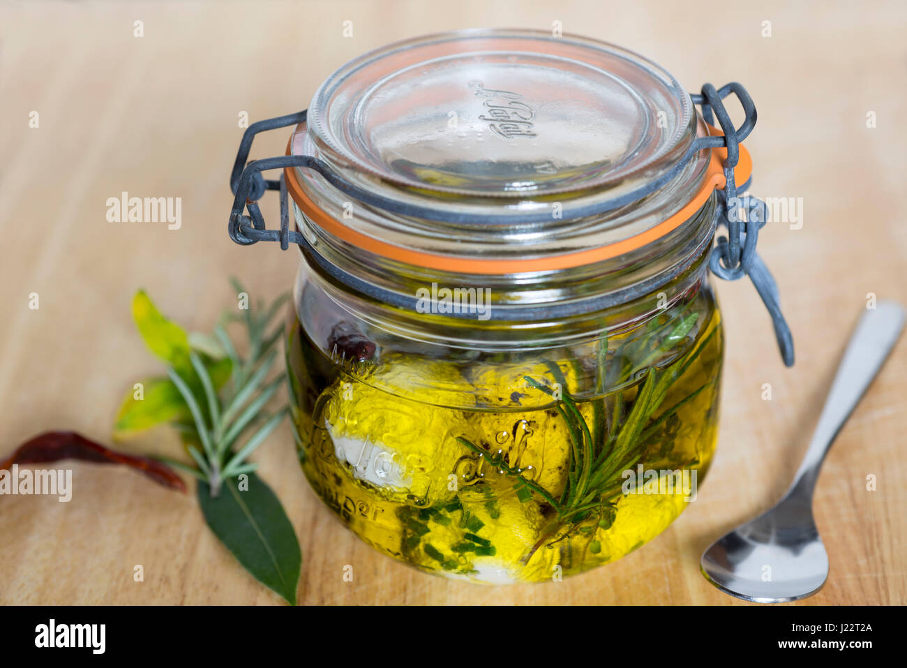 Labneh - frisch zubereiteten Joghurt Käse, mariniert in Olivenöl, Kräutern und Gewürzen. Stockfoto
