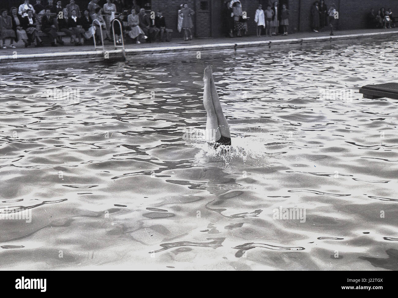 1950er-Jahren Tauchen in ein Schwimmbad, England, UK. Stockfoto