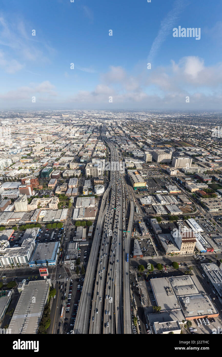 Los Angeles, Kalifornien, USA - 12. April 2017: Luftaufnahme des Nachmittags Verkehr auf der Santa Monica 10 Autobahn südlich der Innenstadt. Stockfoto