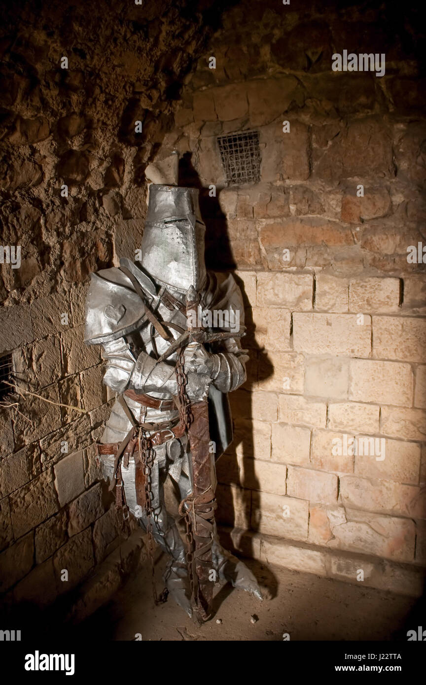Inhaftierten mittelalterlichen Ritter in Rüstung, die durch eine Welle von Licht beleuchtet Stockfoto