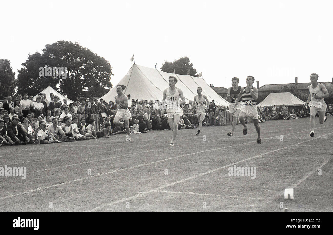 1950er-Jahren, historische, männlichen Athleten laufen in einem Sprintrennen an der Buckinghamshire Amateur Athletic Association Championships (AAA), England, UK. Stockfoto