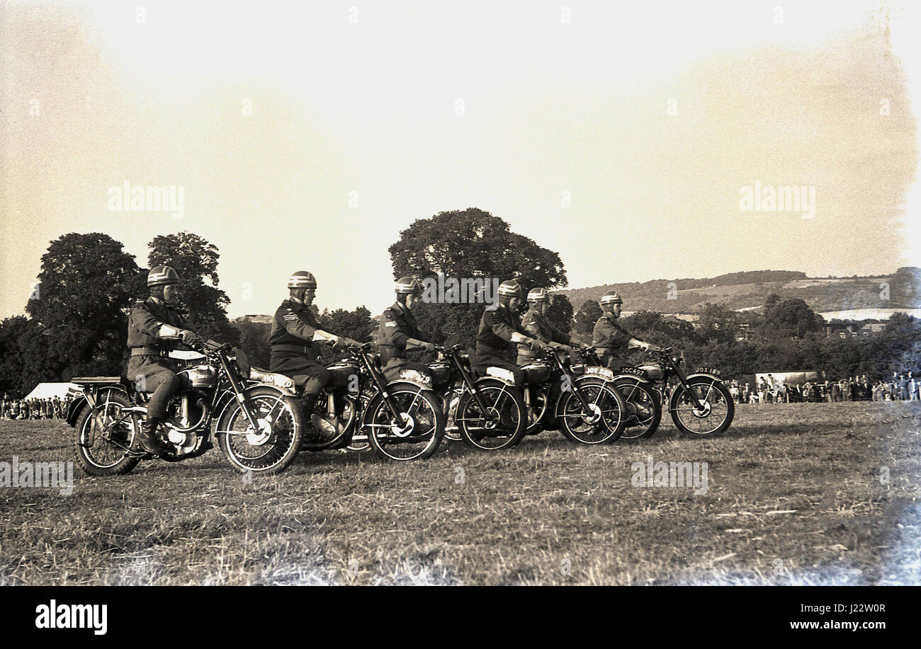 1950er-Jahren, historische, ein Motorrad anzeigen oder stunt Team Line-up in einem Feld bei den Bucks County Show, England, UK durchführen. Stockfoto