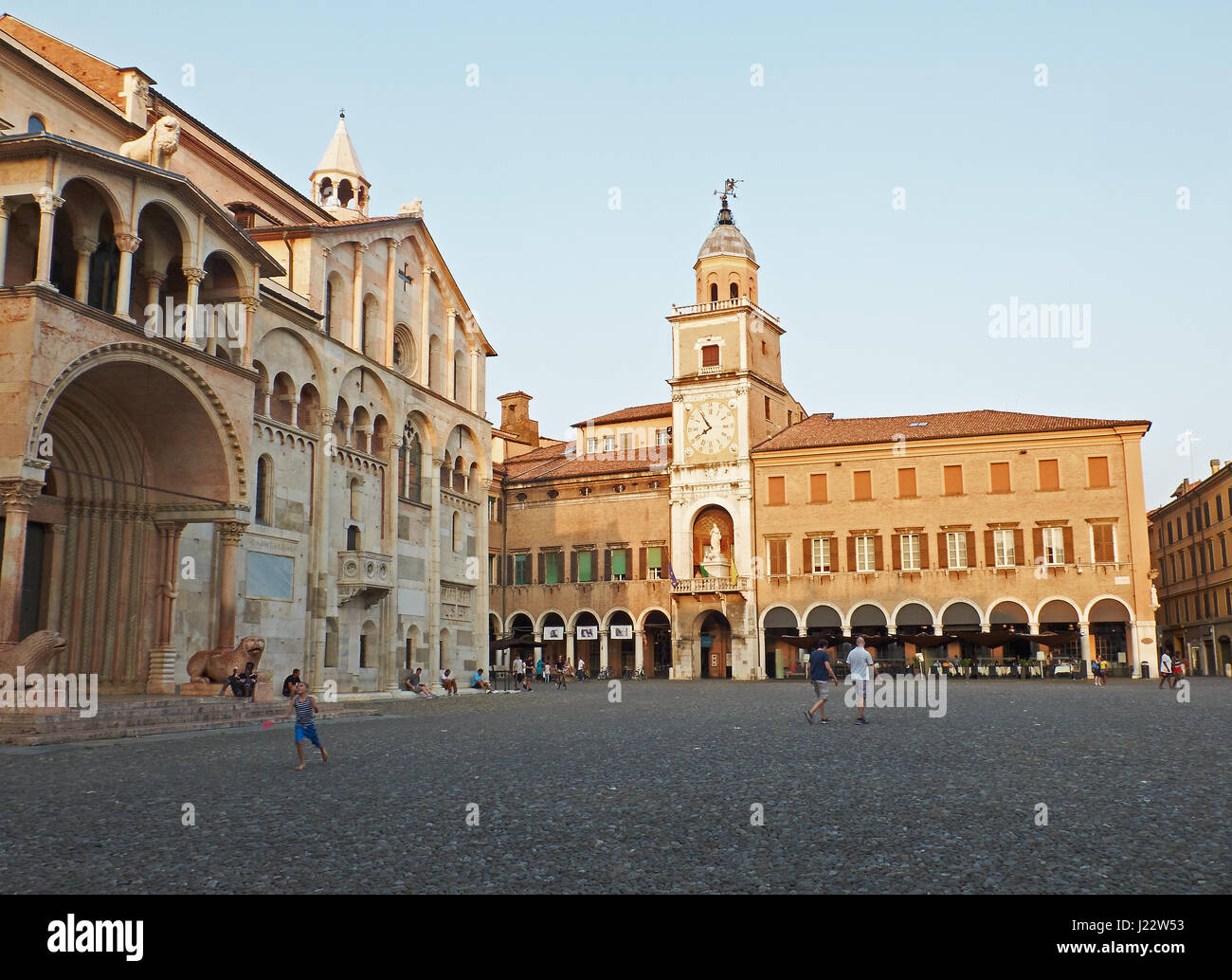 Kathedrale von Santa Maria Assunta e San Geminiano und der Palazzo Comunale, Rathaus, in Piazza Grande Modena bei Sonnenuntergang. Emilia-Romagna. Italien Stockfoto