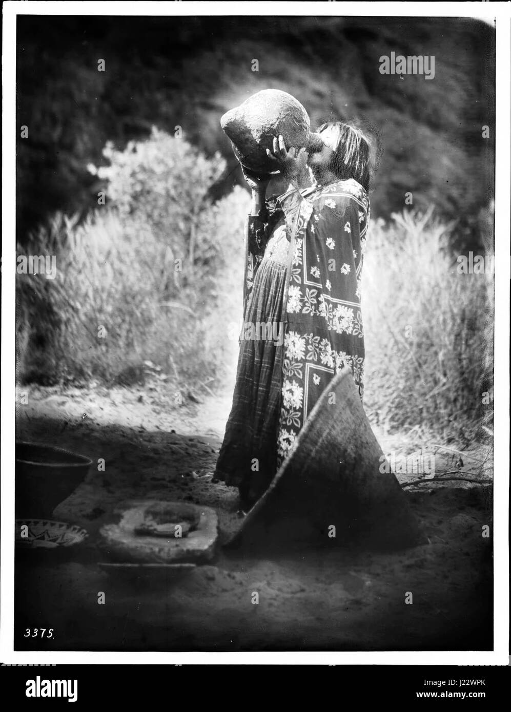 Junge indische Frauen, die Havasupai aus einem Wasserkrug trinken ca.1900 Stockfoto