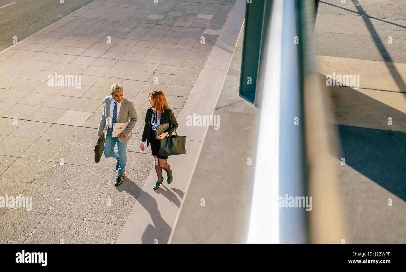 Jungunternehmer und Frau zu Fuß in die Stadt Stockfoto