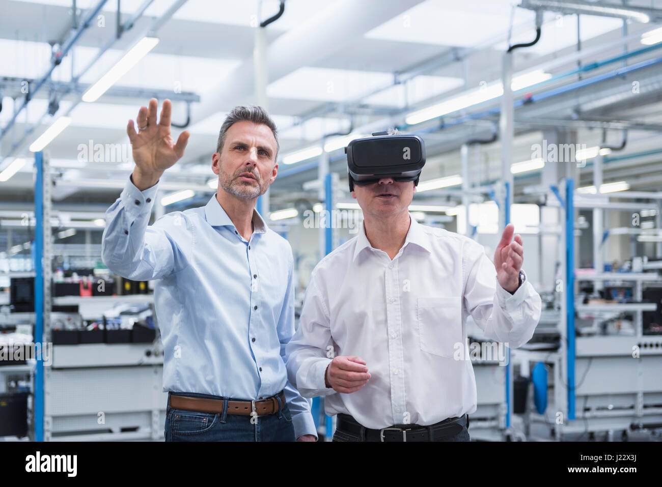Zwei Manager in Unternehmen stehen, Schutzbrille mit VR Stockfoto
