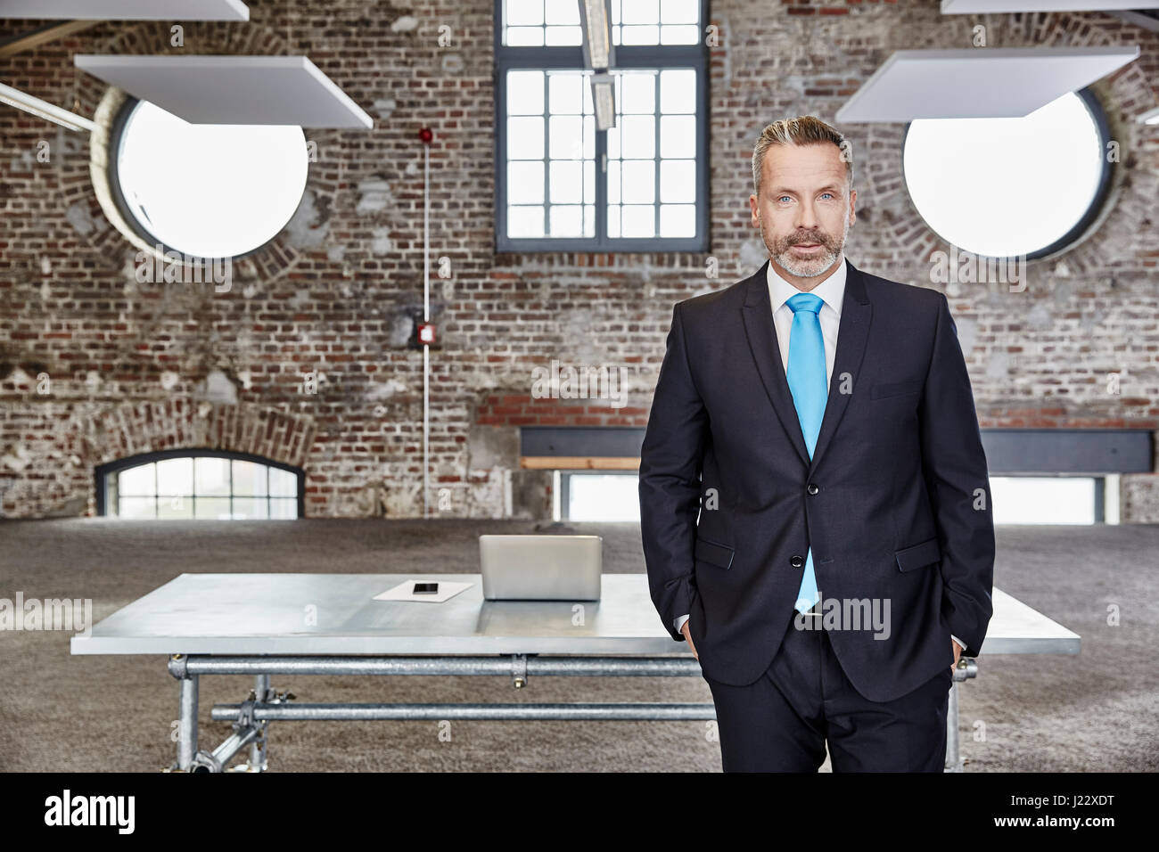 Porträt von zuversichtlich Geschäftsmann in einem loft Stockfoto