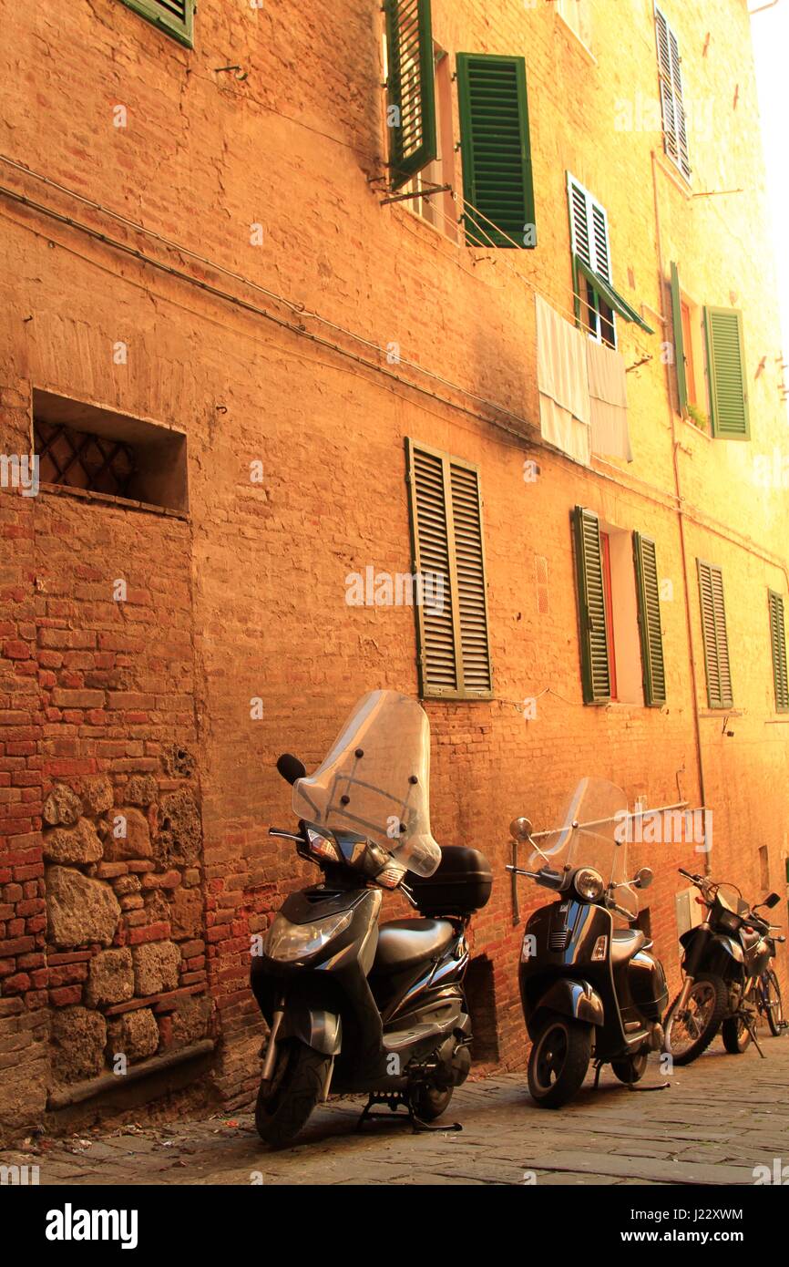 Italienische Motorräder in den Straßen von Siena, Italien Stockfoto