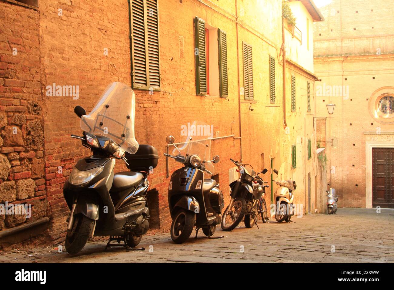 Italienische Motorräder in den Straßen von Siena, Italien Stockfoto