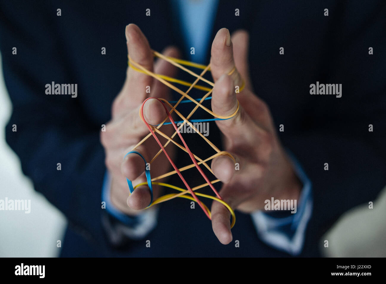 Nahaufnahme der Geschäftsmann mit Gummibändern Stockfoto