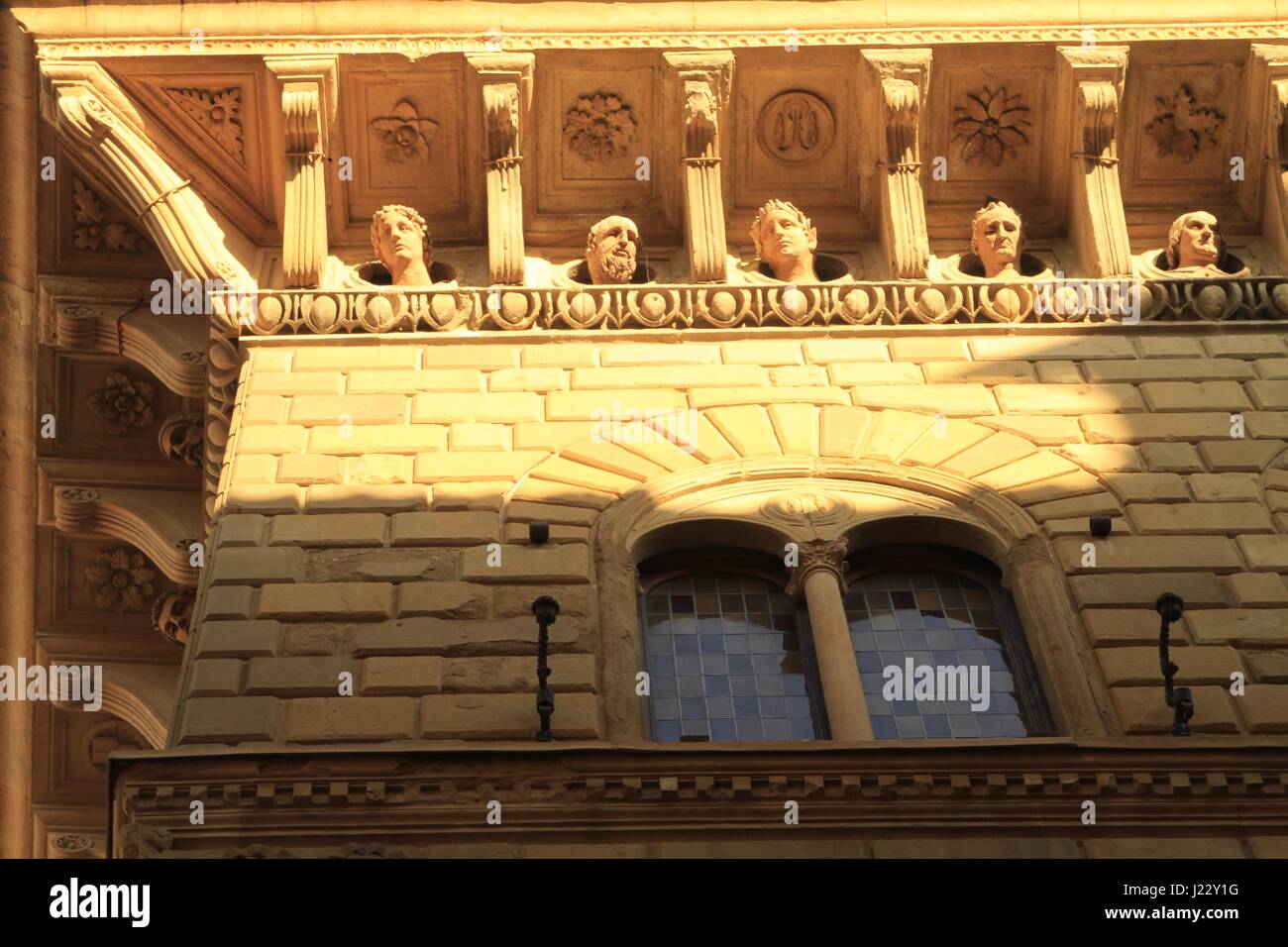 Kopf-Büsten auf den Überhang eines Gebäudes in Siena, Italien Stockfoto