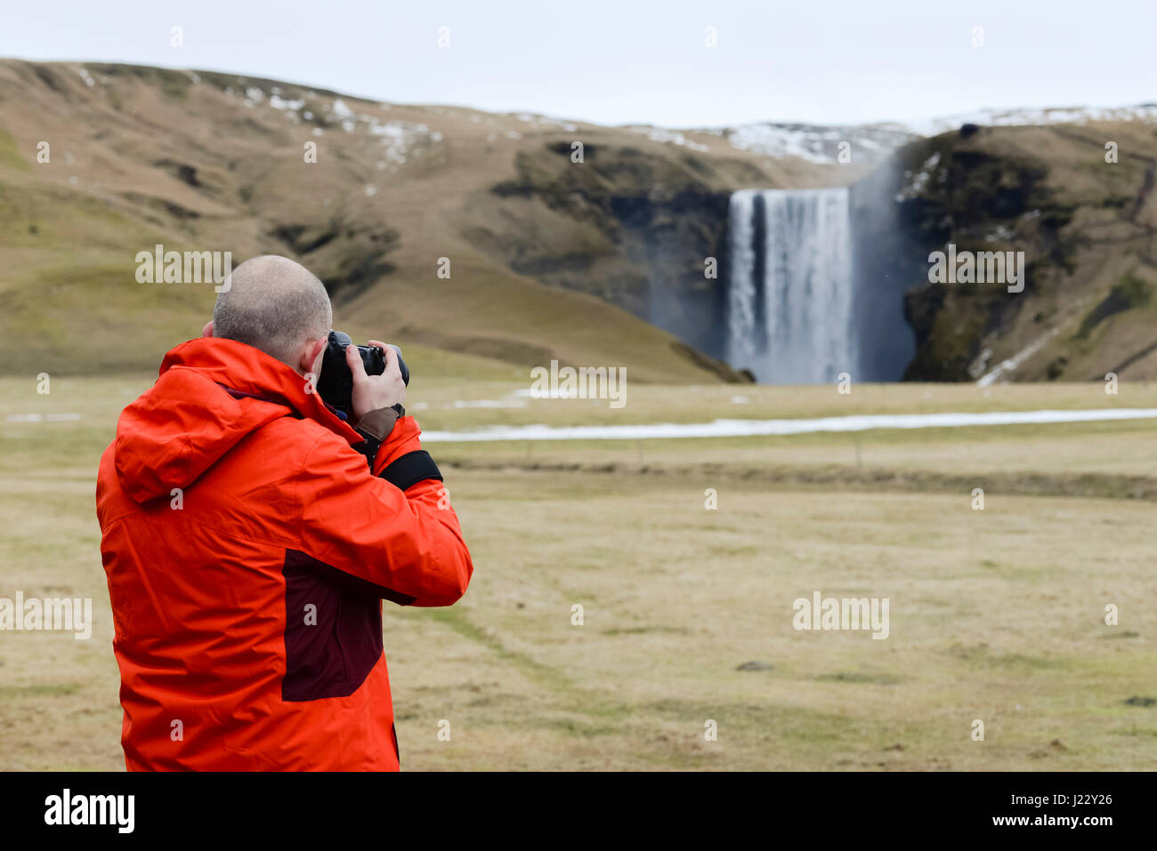 Island, Fotograf am Skogafoss Wasserfall Stockfoto