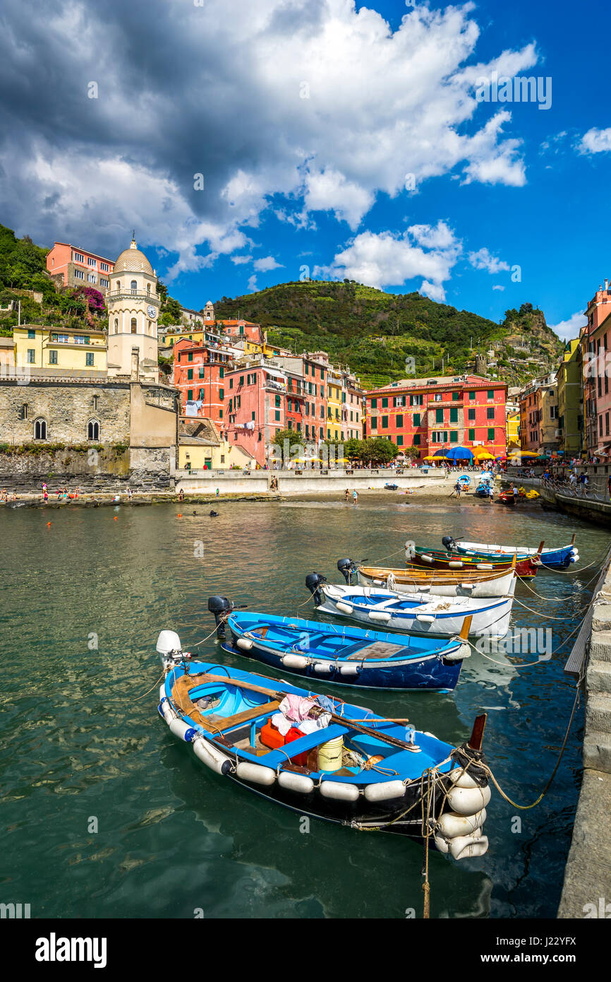 Italien, Ligurien, Cinque Terre, Vernazza, Hafen mit Ankern Motorboote Stockfoto