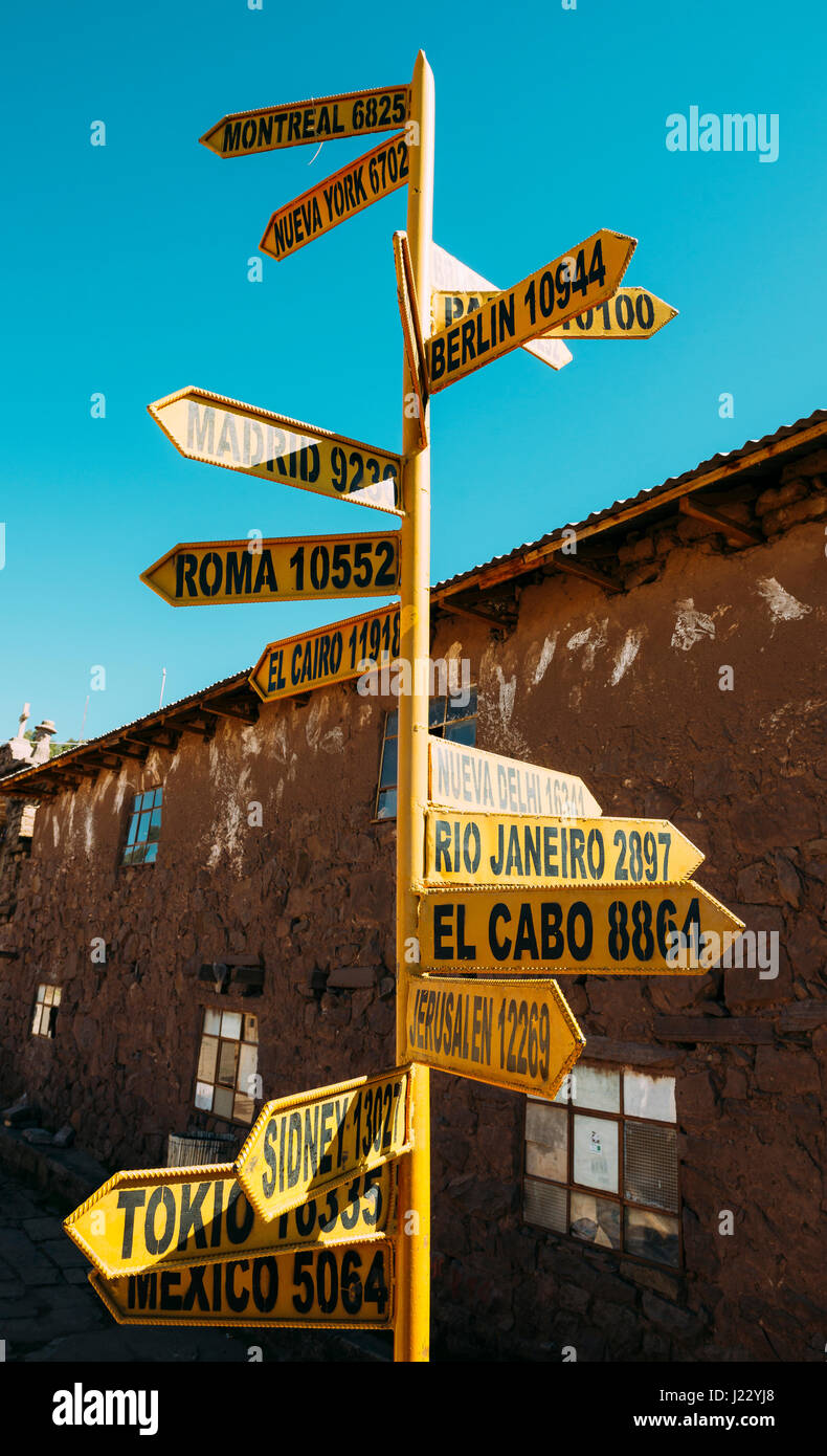 Insel Taquile, Titicacasee, Peru. Wegweiser mit Cties und Entfernungen Stockfoto