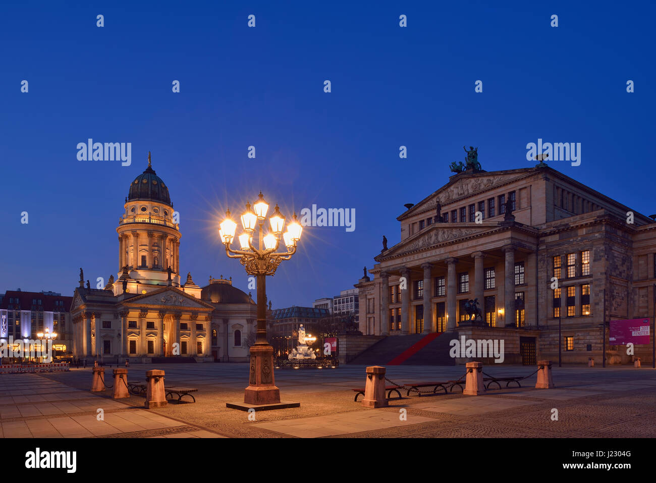 Deutscher Dom und Konzerthaus am Gendarmenmarkt (Berlin) beleuchtet, Dämmerung. Friedrich-Schiller-Denkmal, Gendarmenmarkt, Berlin, Deutscher Dom, Ge Stockfoto
