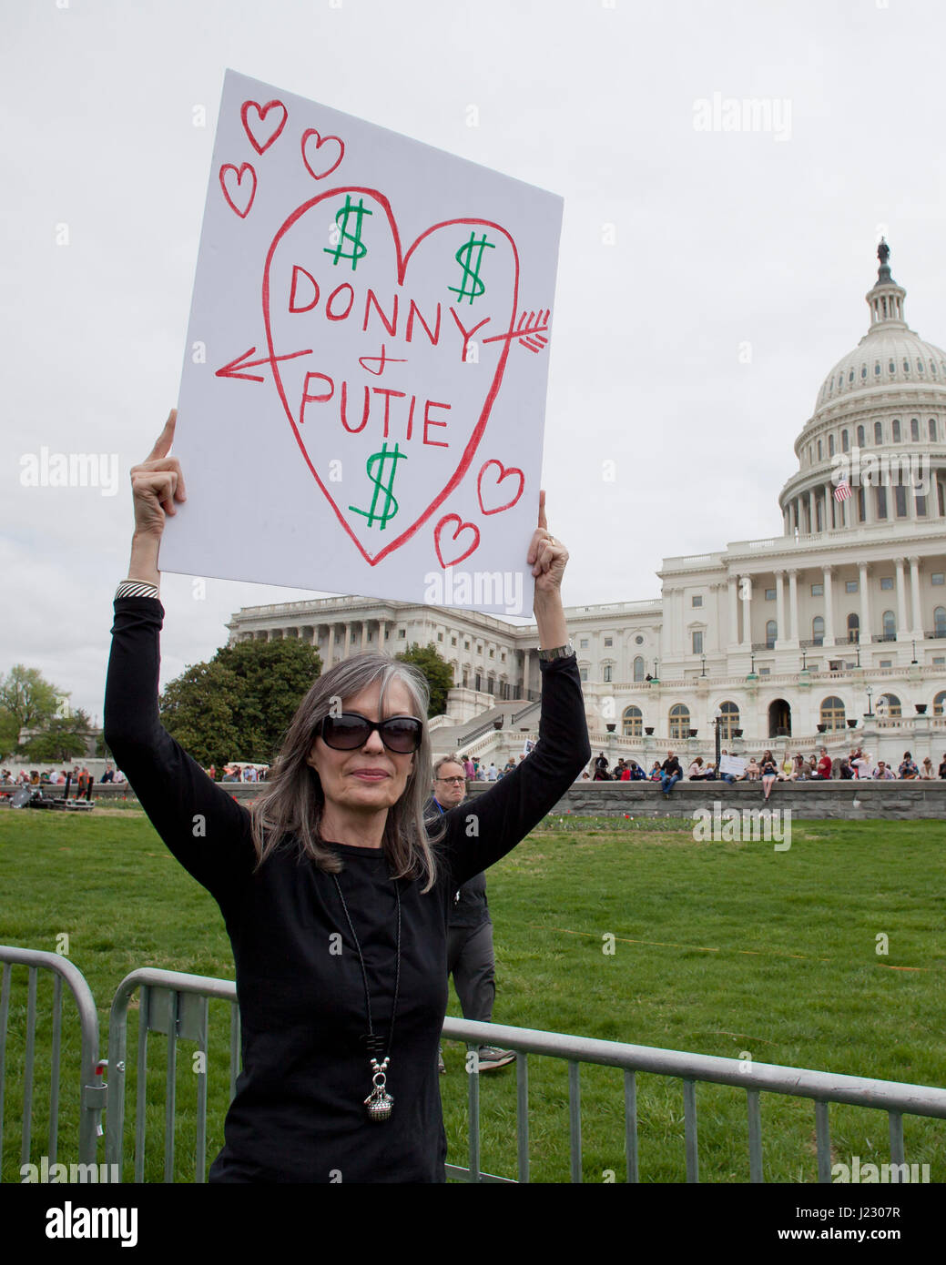 Anti-Trump Demonstranten auf das US Capitol Gebäude während TaxMarch - Washington, DC USA Stockfoto