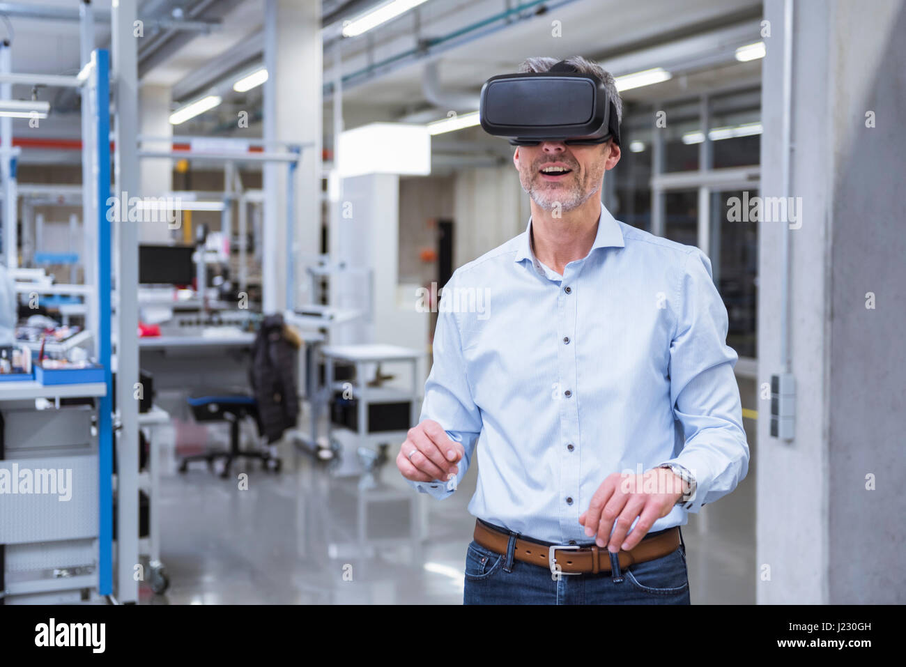Mnagers im Unternehmen stehen, mit VR-Brille Stockfoto