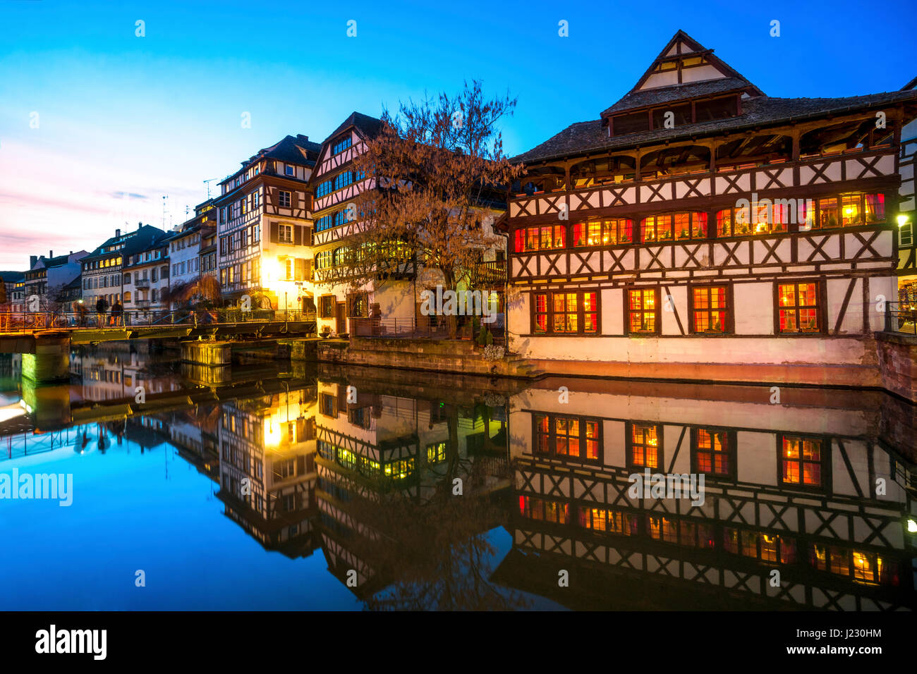 Frankreich, Straßburg, La Petite France, mit Fachwerkhäusern und L'Ill Fluss im Vordergrund zur blauen Stunde Stockfoto