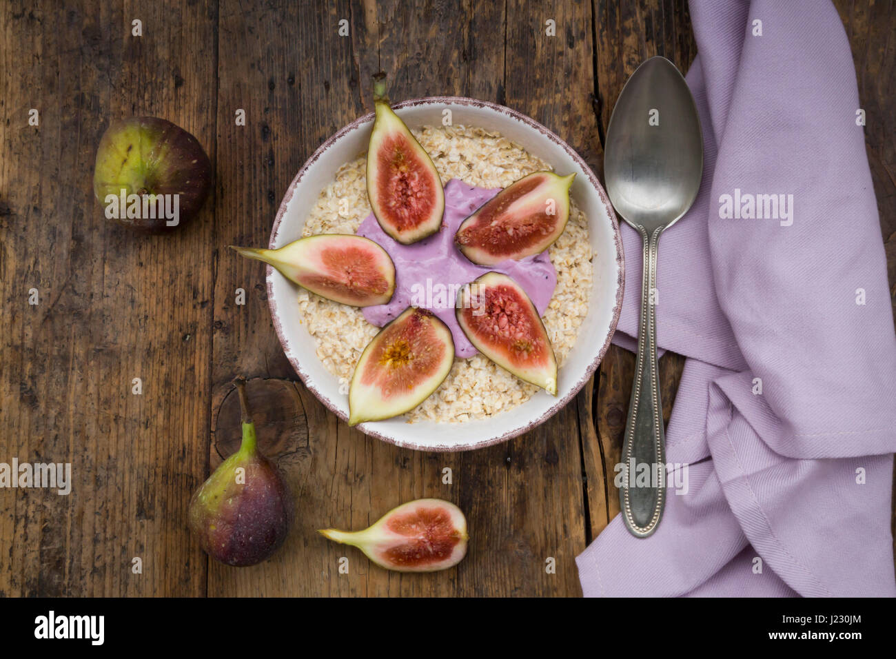 Schüssel über Nacht Hafer mit Heidelbeer Joghurt und Feigen auf Holz Stockfoto