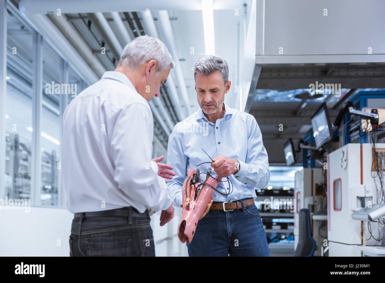 Zwei Führungskräfte diskutieren Bau ein Prostethic Bein Stockfoto