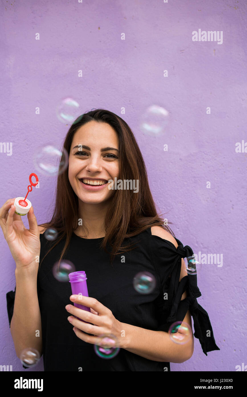 Porträt der lächelnde junge Frau mit Bubble-ring Stockfoto