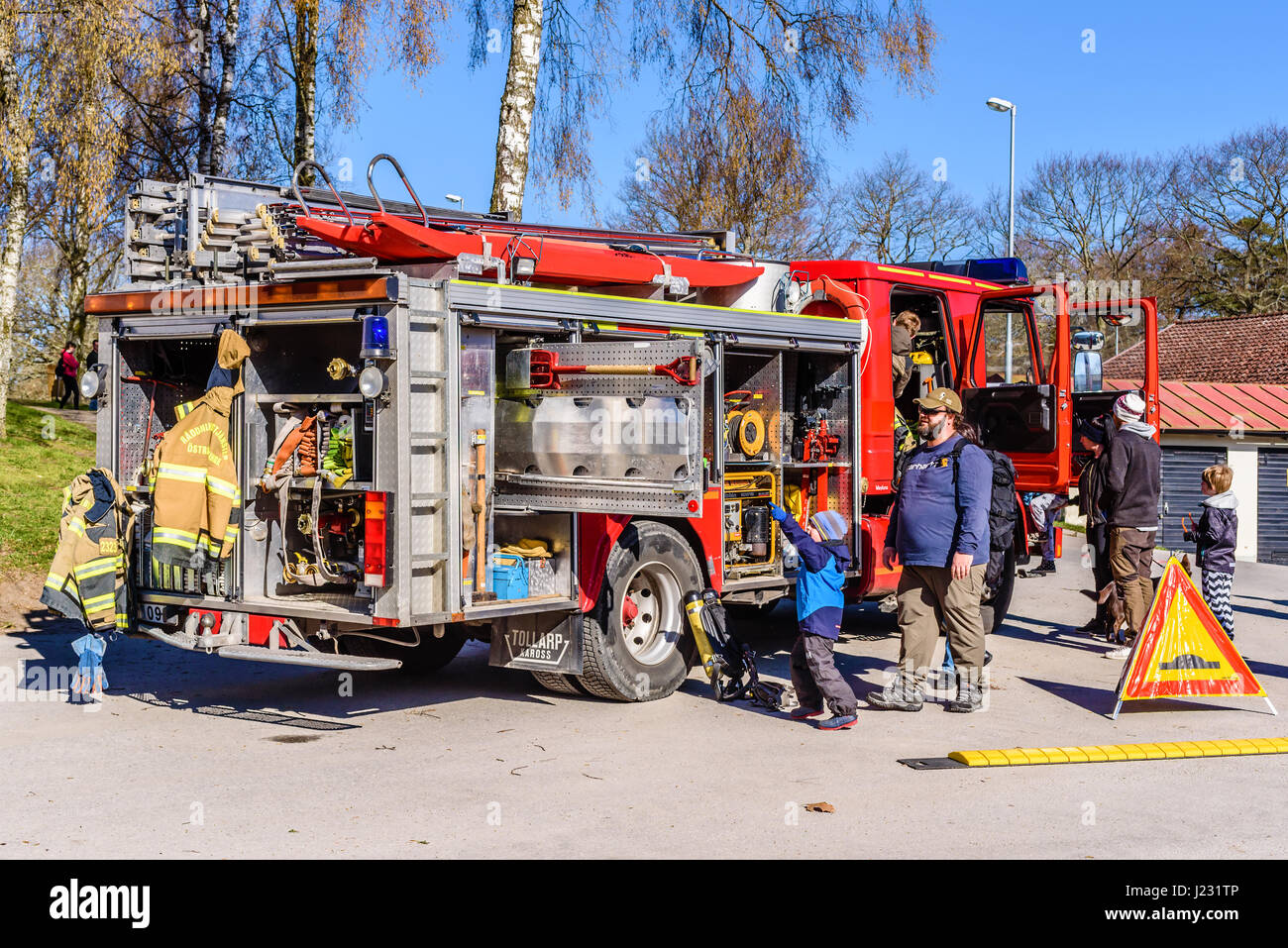 Hoby Brakne, Schweden - 22. April 2017: Dokumentation der öffentlichen Feuer LKW Präsentation. Personen suchen in LKW. Kleiner Junge zeigt auf Ausrüstung, Erwachsene b Stockfoto