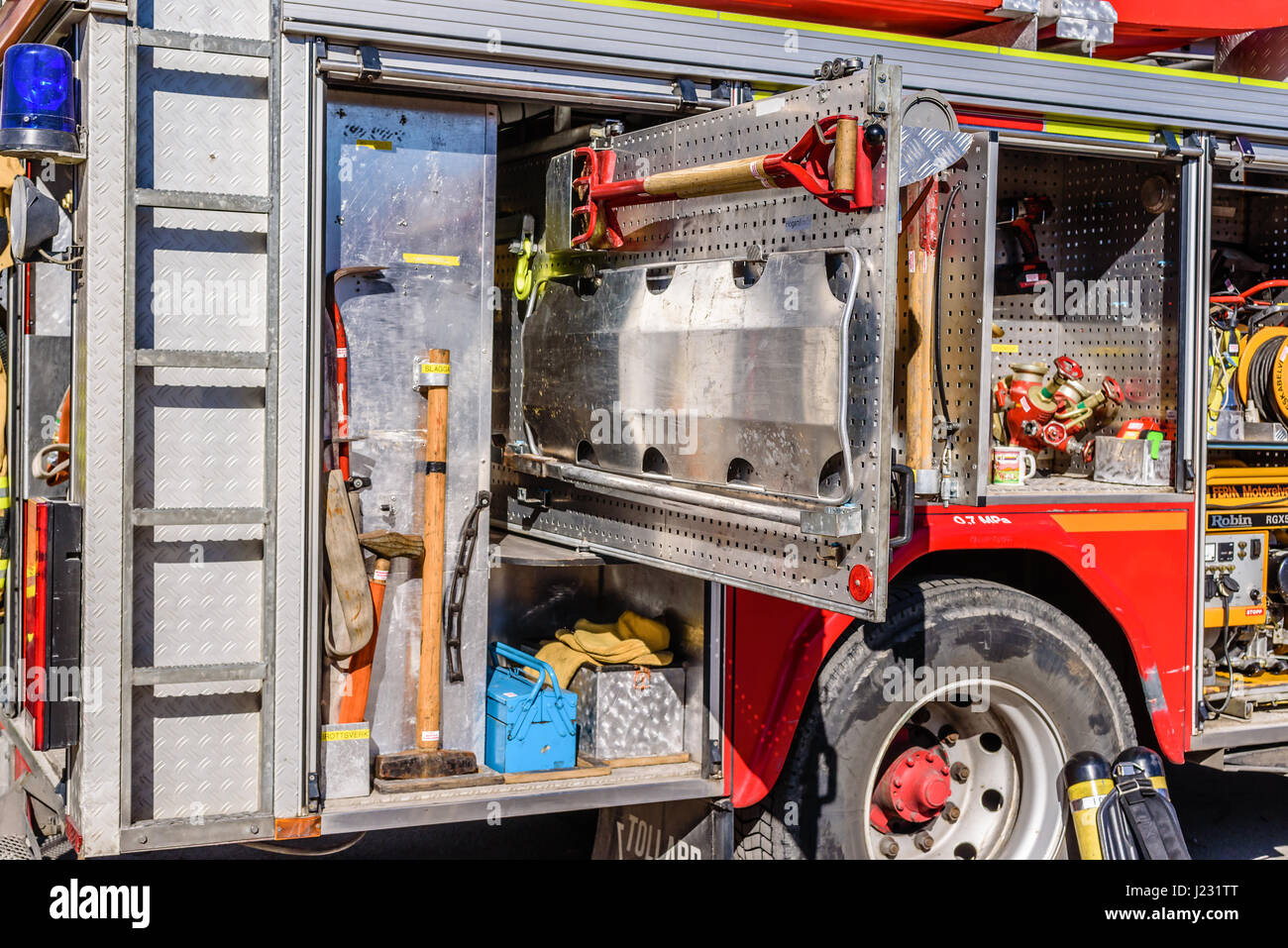 Brakne Hoby, Schweden - 22 April 2017: Dokumentation der öffentlichen Feuerwehr Lkw Präsentation. Stretcher und andere Werkzeuge sichtbar im Fahrzeug. Stockfoto