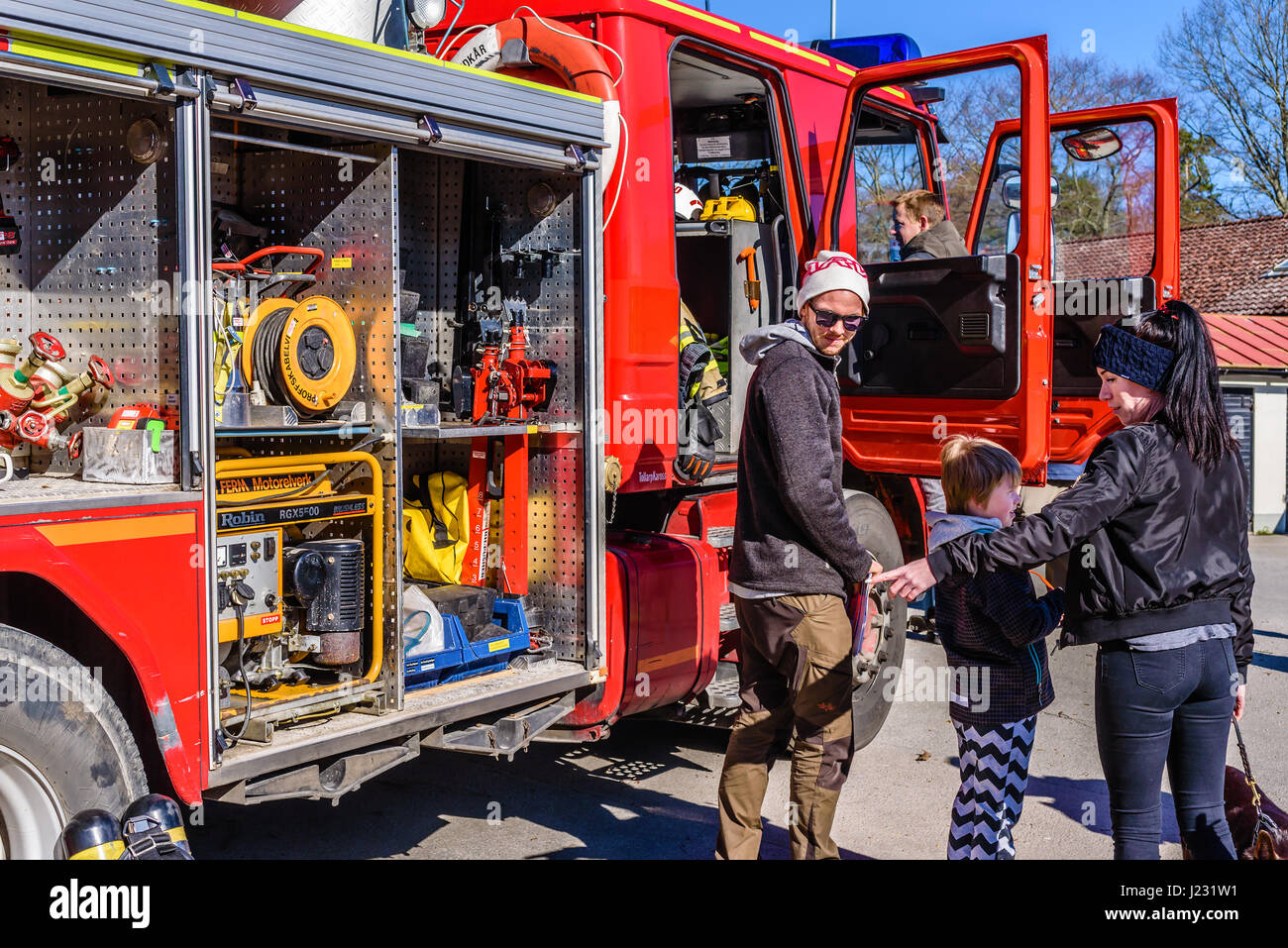 Hoby Brakne, Schweden - 22. April 2017: Dokumentation der öffentlichen Feuer LKW Präsentation. Frau von Mann und Kind, zeigte auf Ausstattung innen begleitet Stockfoto