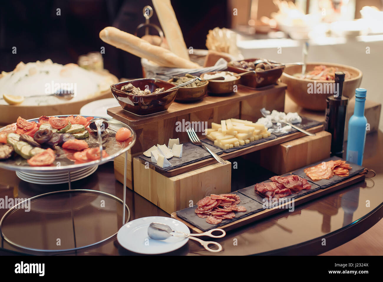 Antipasti Snacks Fleisch, Oliven Salat-Buffet Stockfoto