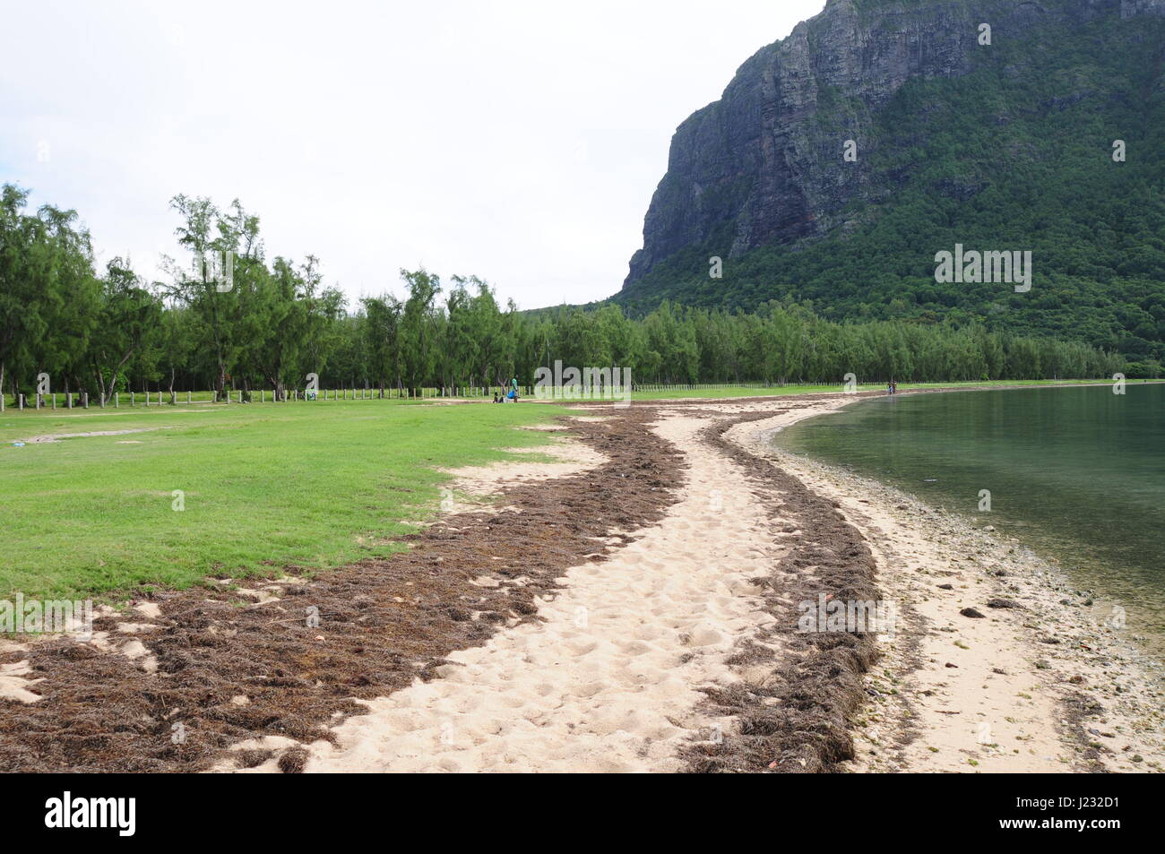 Le Morne Mountain Mauritius am frühen Morgen hinter dem Berg bei der Kitesurf-spot Stockfoto