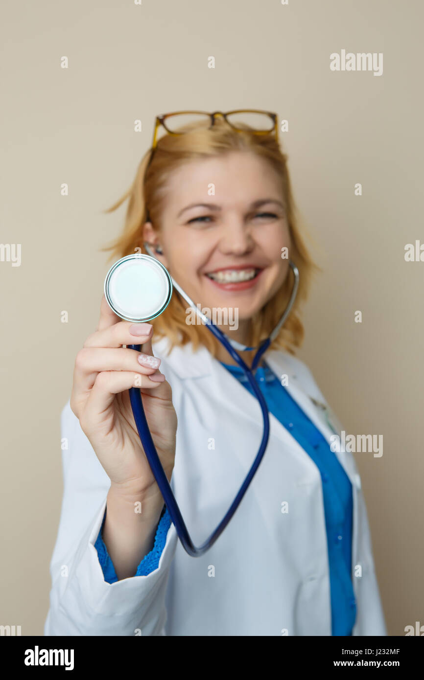Schöne Blondine in medizinische dressing Stockfoto