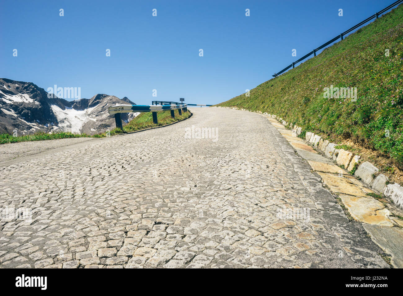 Großglockner High Alpine Road, Österreich. Asphaltstraße aufwärts gegen Berg mit Gletscher Stockfoto