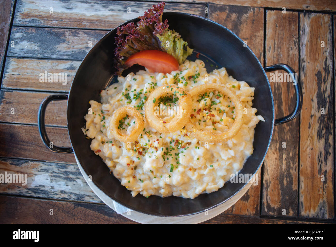 Kasespatzle oder Spätzle mit Käse und Zwiebeln, traditionelle Küche von Süddeutschland und Österreich Stockfoto