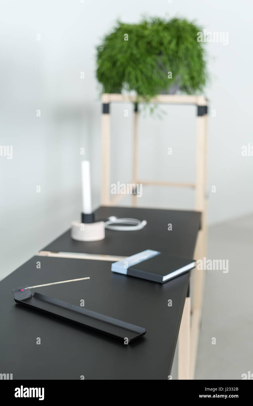 Hölzerne Konstrukt mit schwarzen Tischplatten Stockfoto