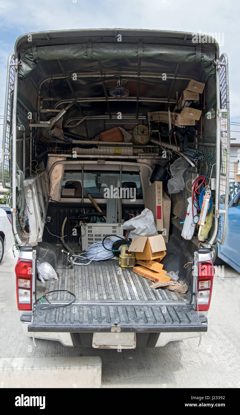 Der Ladefläche des LKW mit Werkzeugen. Ausrüstung-Handwerker in einem  Pick-up. Auto mit Werkzeugen für die Reparatur und Bau Stockfotografie -  Alamy