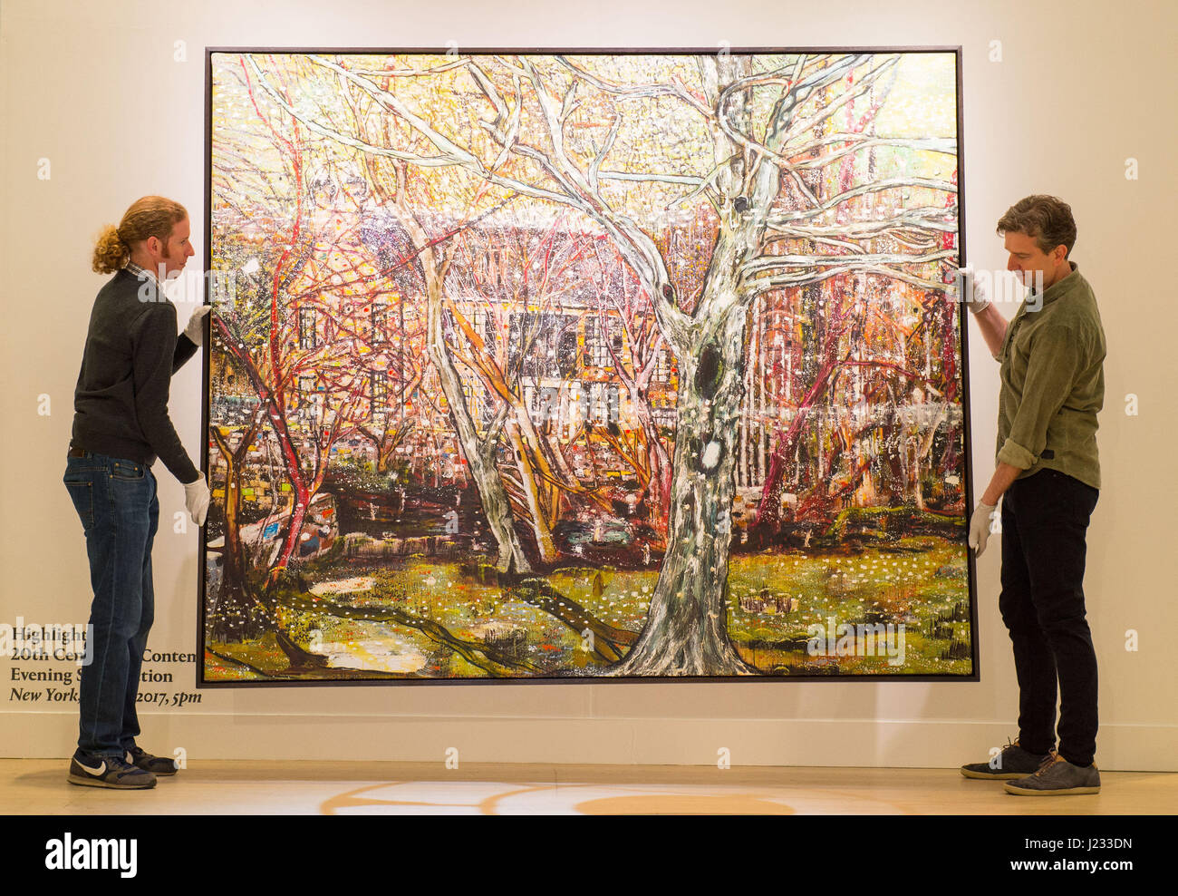Kunsthändler hängen Peter Doigs Gemälde Rosedale im Phillips-Saleroom im Zentrum Londons, bevor es vom Auktionshaus in ihrem Abendverkauf von 20th Century & Contemporary Art in New York verkauft wird, der schätzungsweise 25 Millionen US-Dollar einbringt. Stockfoto