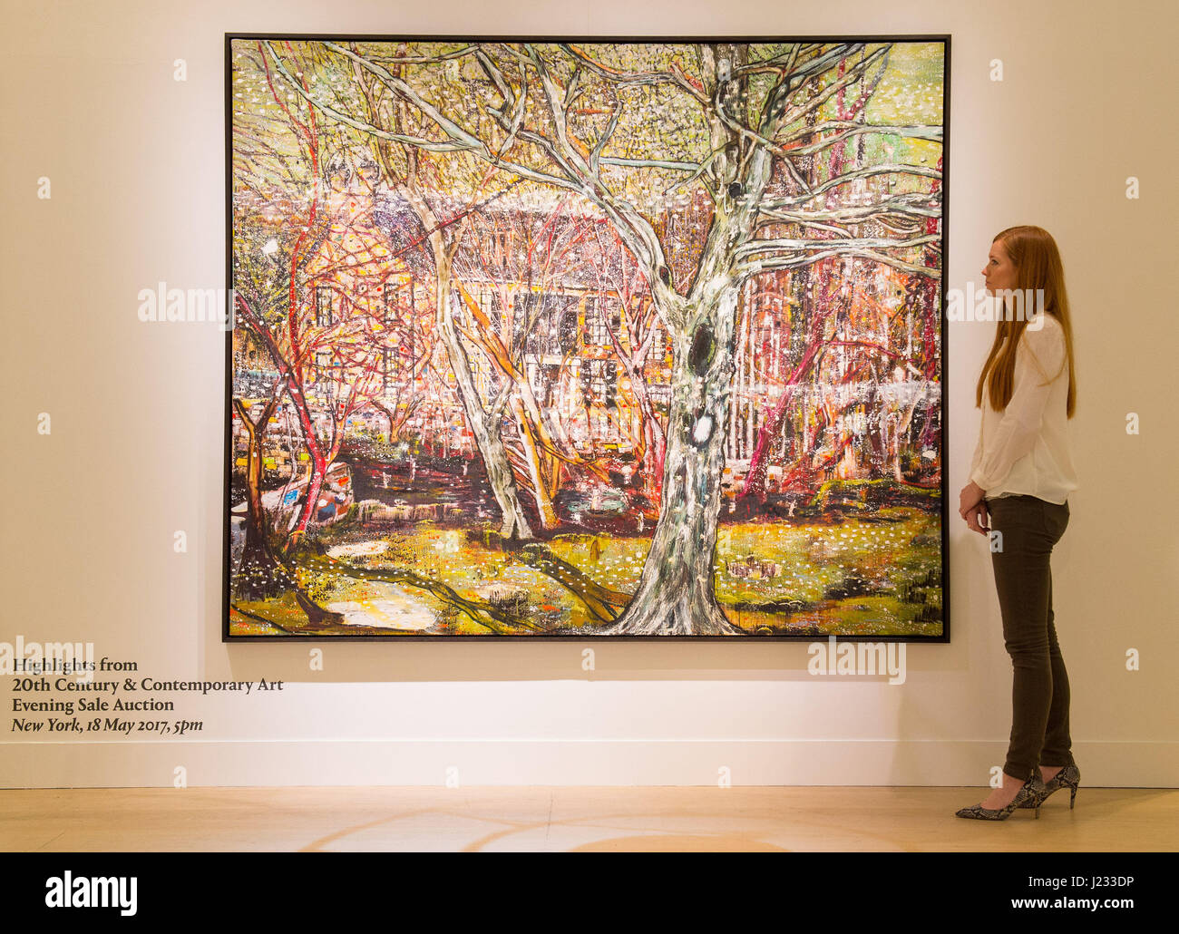 Eine Frau betrachtet Peter Doigs Gemälde Rosedale im Phillips-Salon im Zentrum Londons, bevor es vom Auktionshaus in ihrem Abendverkauf von 20th Century & Contemporary Art in New York verkauft wird, der schätzungsweise 25 Millionen US-Dollar einbringt. Stockfoto