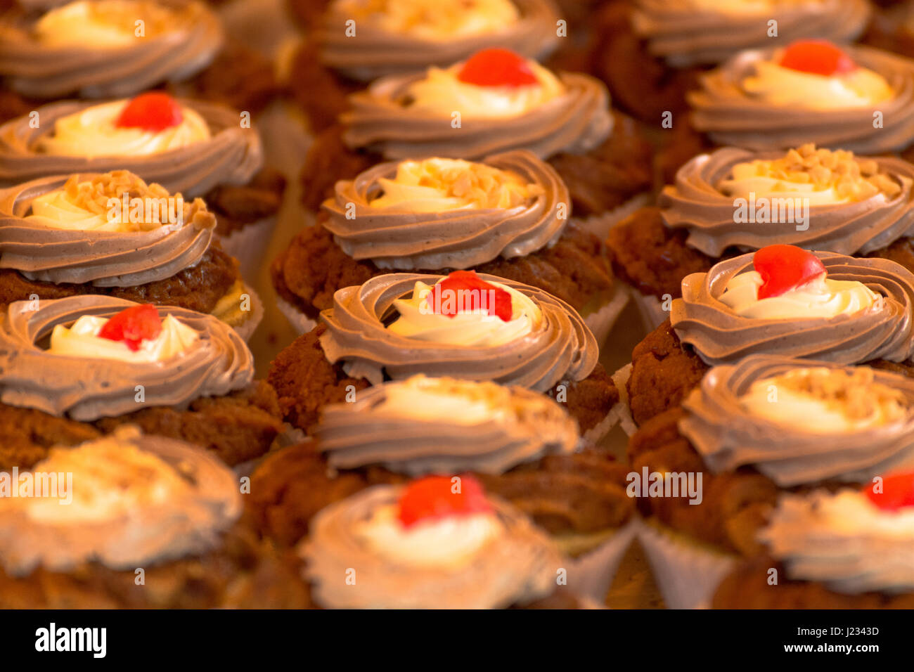 Full-Frame-Schuss von Cupcakes für Verkauf In Bäckerei Stockfoto