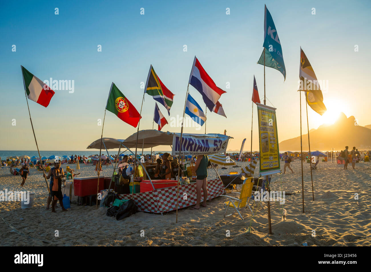 RIO DE JANEIRO - 23. Februar 2017: Internationale Flaggen wehen über ein Strandzelt "Barraca" reflektiert die Nationalitäten der touristischen Kunden. Stockfoto