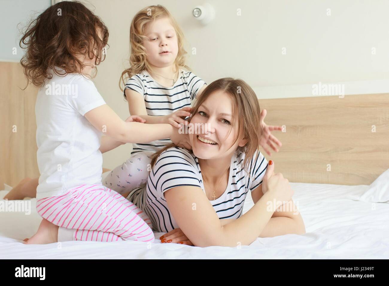 Glücklich liebende Familie. Mutter und ihre Tochter Kind Mädchen spielen und umarmt. Stockfoto