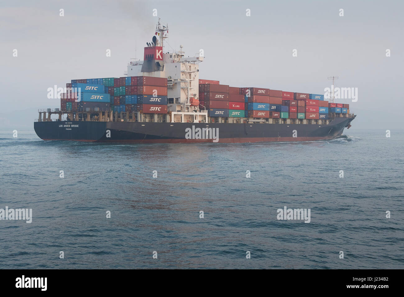 Containerschiff, Los Andes Bridge, Einfahrt In Victoria Harbour, Hongkong, China Stockfoto