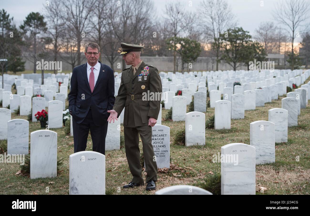 US-Verteidigungsminister Ashton Carter und hochrangigen militärischen Berater Eric Smith besuchen das Grab der gefallenen Soldaten während seiner letzten Tag im Büro auf dem Arlington-Friedhof 19. Januar 2017 in Arlington, Virginia.     (Foto: Brigitte N. Brantley /DoD über Planetpix) Stockfoto