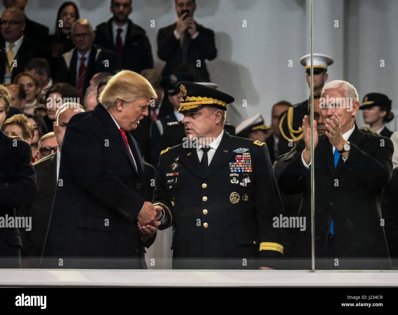 US-Präsident Donald Trump schüttelt Hände mit US Armee-Stabschef Mark Milley während der 58. Presidential Inauguration Parade 20. Januar 2017 in Washington, DC.     (Foto von Michel Sauret EURO1 Armeereserve über Planetpix) Stockfoto