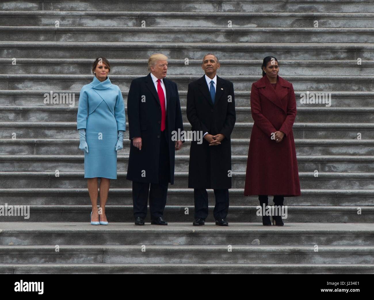 US-Präsident Donald Trump, First Lady Melania Trump, ehemaliger Präsident Barack Obama und ehemalige First Lady Michelle Obama stehen auf den Osten Stufen des Kapitols in der 58. Presidential Inauguration 20. Januar 2017 in Washington, DC.     (Foto von Sean Martin/DoD über Planetpix) Stockfoto